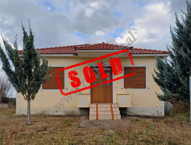 One storey house and land for sale in the village of Sefaran, part of Elbasan city.
It offers a con